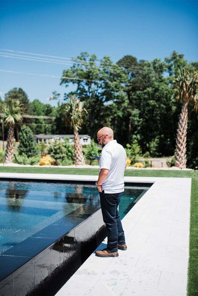 Christ chose in front an elevated pool